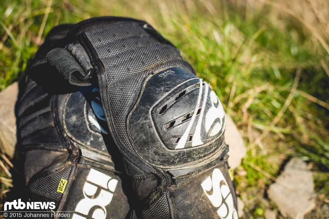 Mit der Nylon-Oberfläche soll ein Durchreiben bei Stürzen minimiert werden