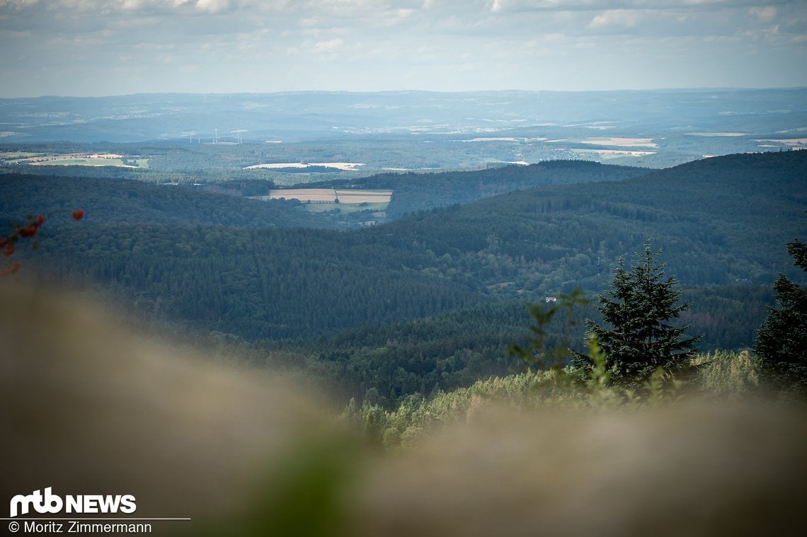 Oben angekommen kann man entweder den Ausblick genießen oder einen der Trails unter die Stollen nehmen.