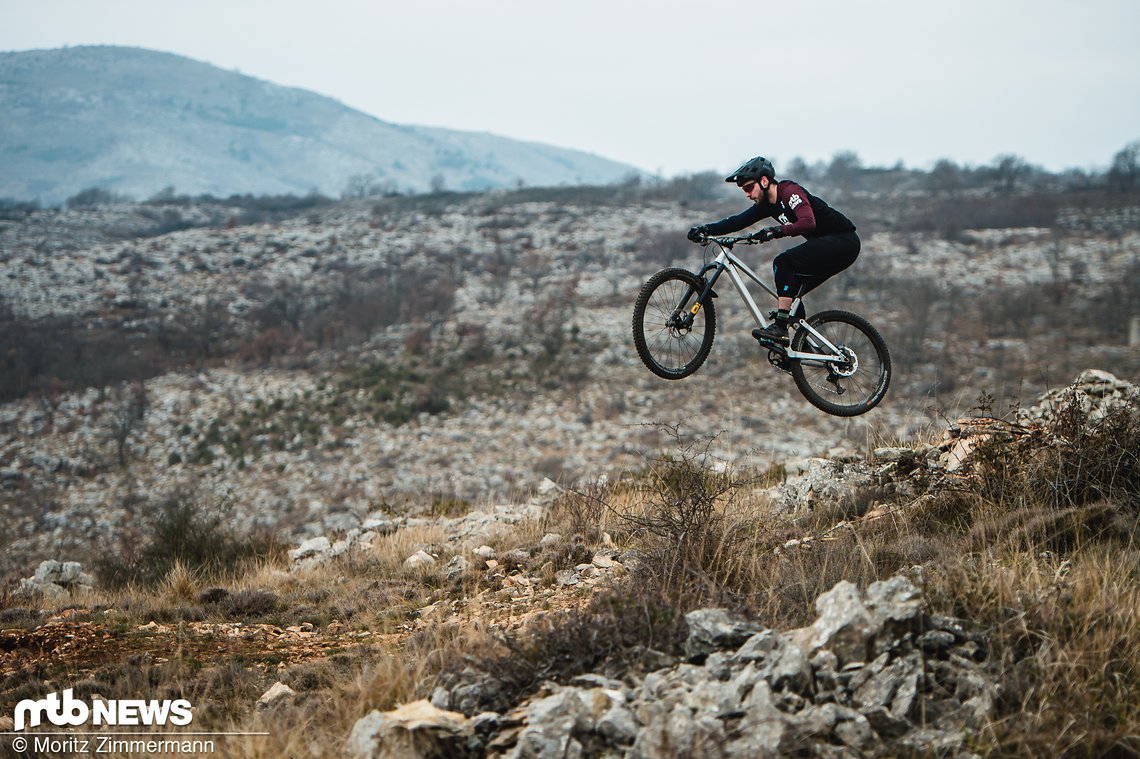 Mit dem Heavy-Duty-Trail-Bike kann man auch in Enduro-Terrain wildern.
