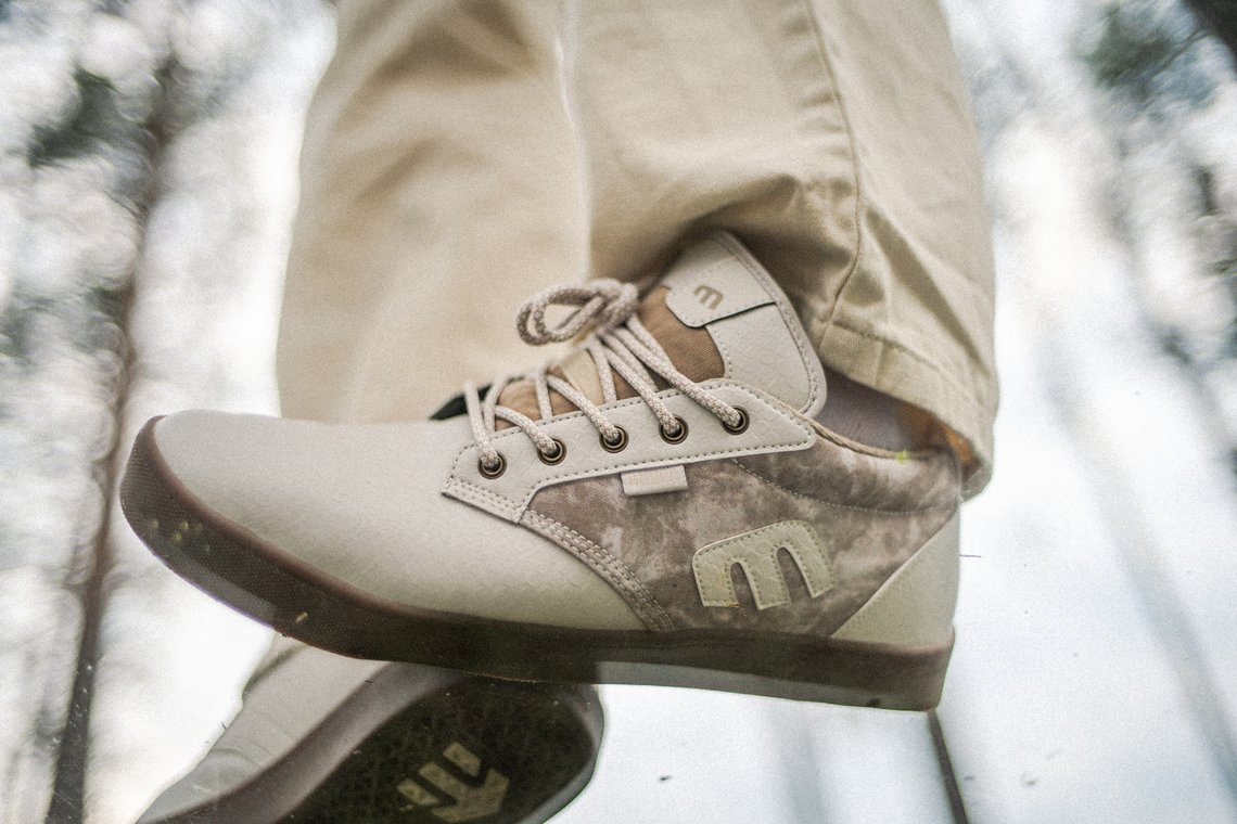 Der Jameson Mid Crank kommt mit verstärkter Sohle und wasserabweisendem Nubuk-Leder …