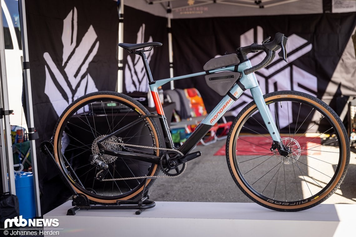 Das Mondraker Dusty ist ein E-Gravel Bike