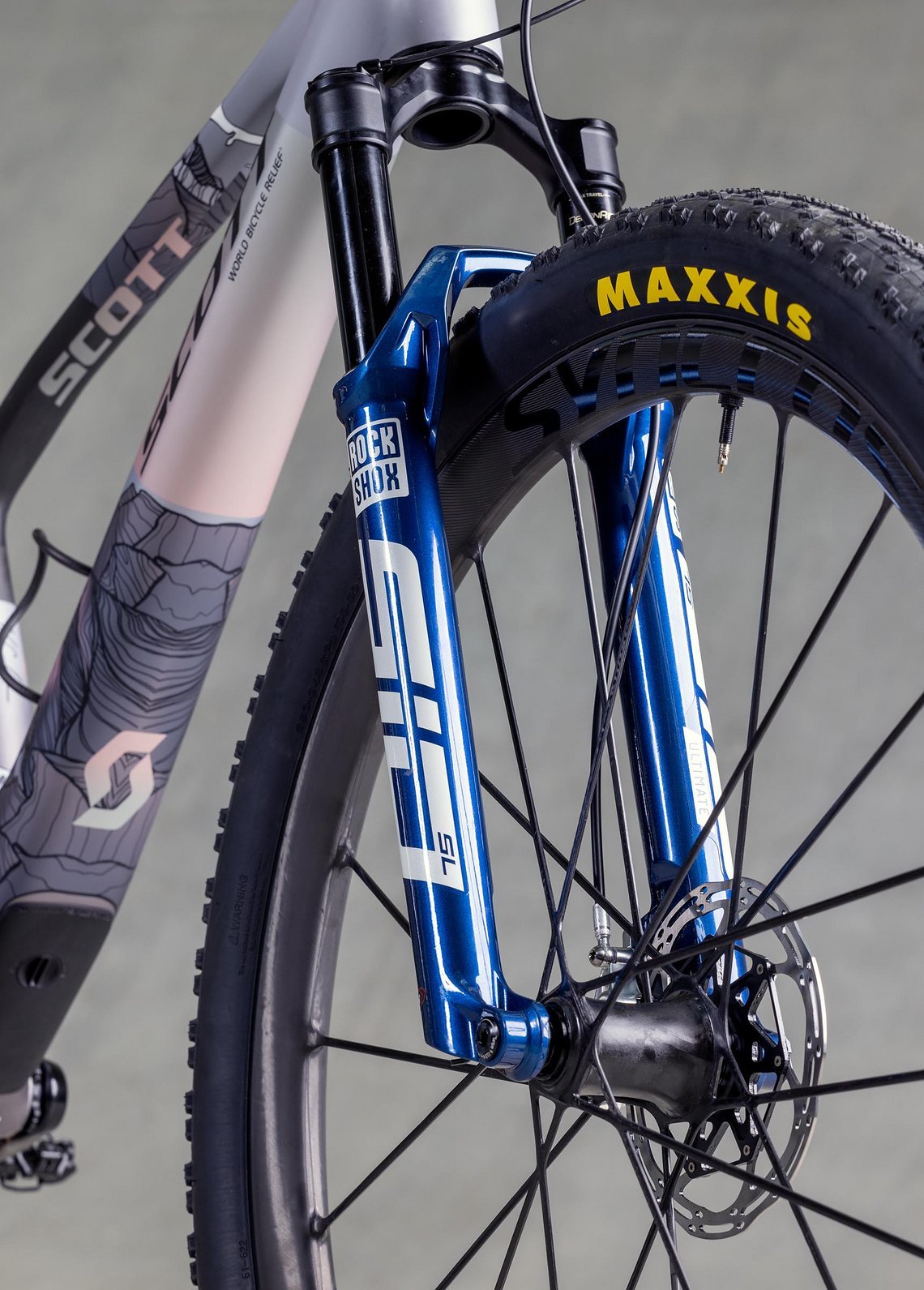 Auch bei den Federelementen gibt es mit der RockShox SID SL die neueste Technik aus dem Programm der US-Amerikaner.