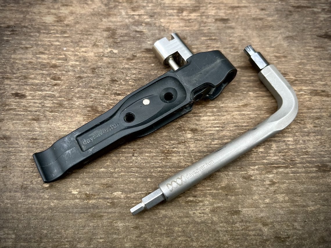 Die wichtigsten Funktionen und ein langer Hebel – für Jana ist das Daysaver Multitool ideal.