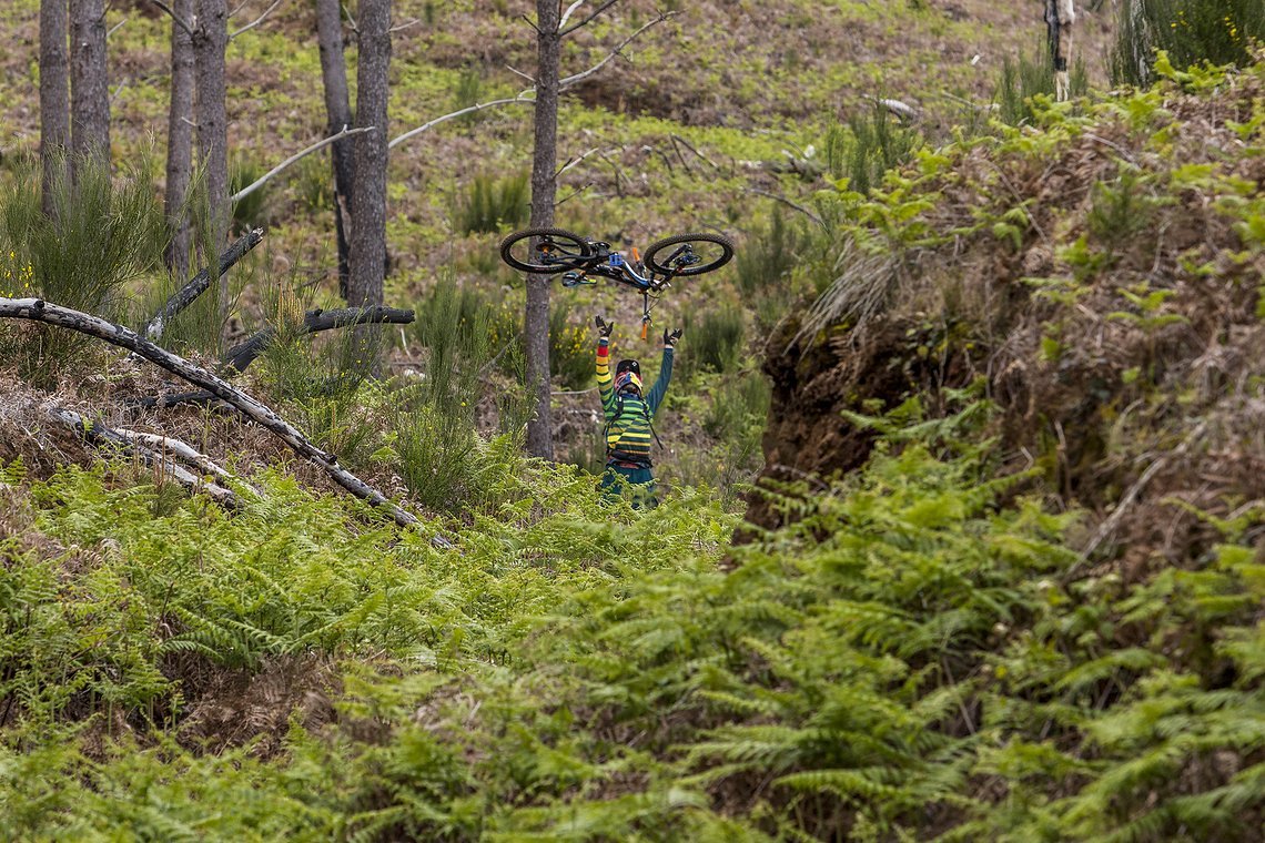 Für den zweiten Part geht es auf die Downhill Strecke in Ponta do Pargo. Vor einigen Jahren hat hier ein großes Feuer gewütet und die meisten Bäume niedergebrannt.