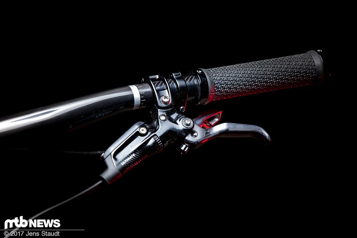 Gebremst wird mit der SRAM Guide – vorne sorgt eine 200 mm große Scheibe für Verzögerung. Hinten kommt eine 180 mm-Scheibe zum Einsatz.