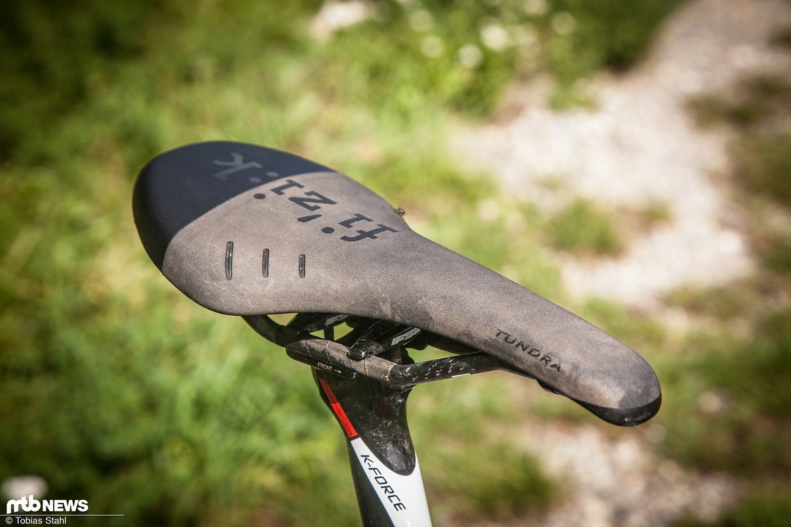Der Fizik Tundra-Sattel ist mir persönlich zu unbequem. Je nach persönlicher Vorliebe lässt sich hier bei besserem Komfort nochmals Gewicht einsparen.