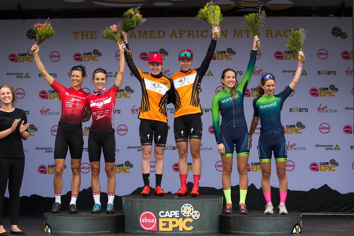 Das Podium der Damen nach dem Prolog des Cape Epic 2019: Mit Adelheid Morath (erste von rechts) stand auch eine deutsche Fahrerin auf dem Podest