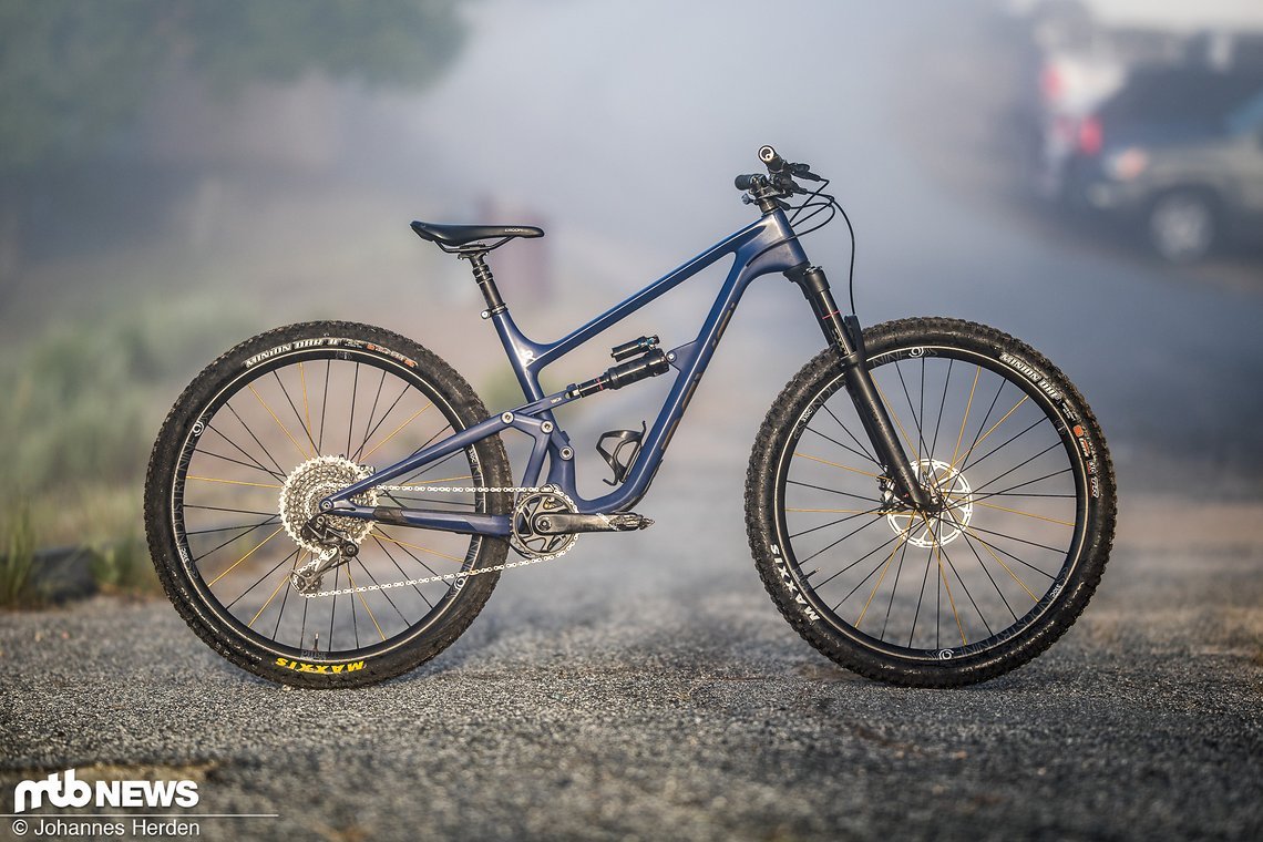 Das Revel Bikes Rascal rollt auf 29"-Laufrädern und verfügt über 140 mm Federweg an der Front sowie 130 mm am Heck