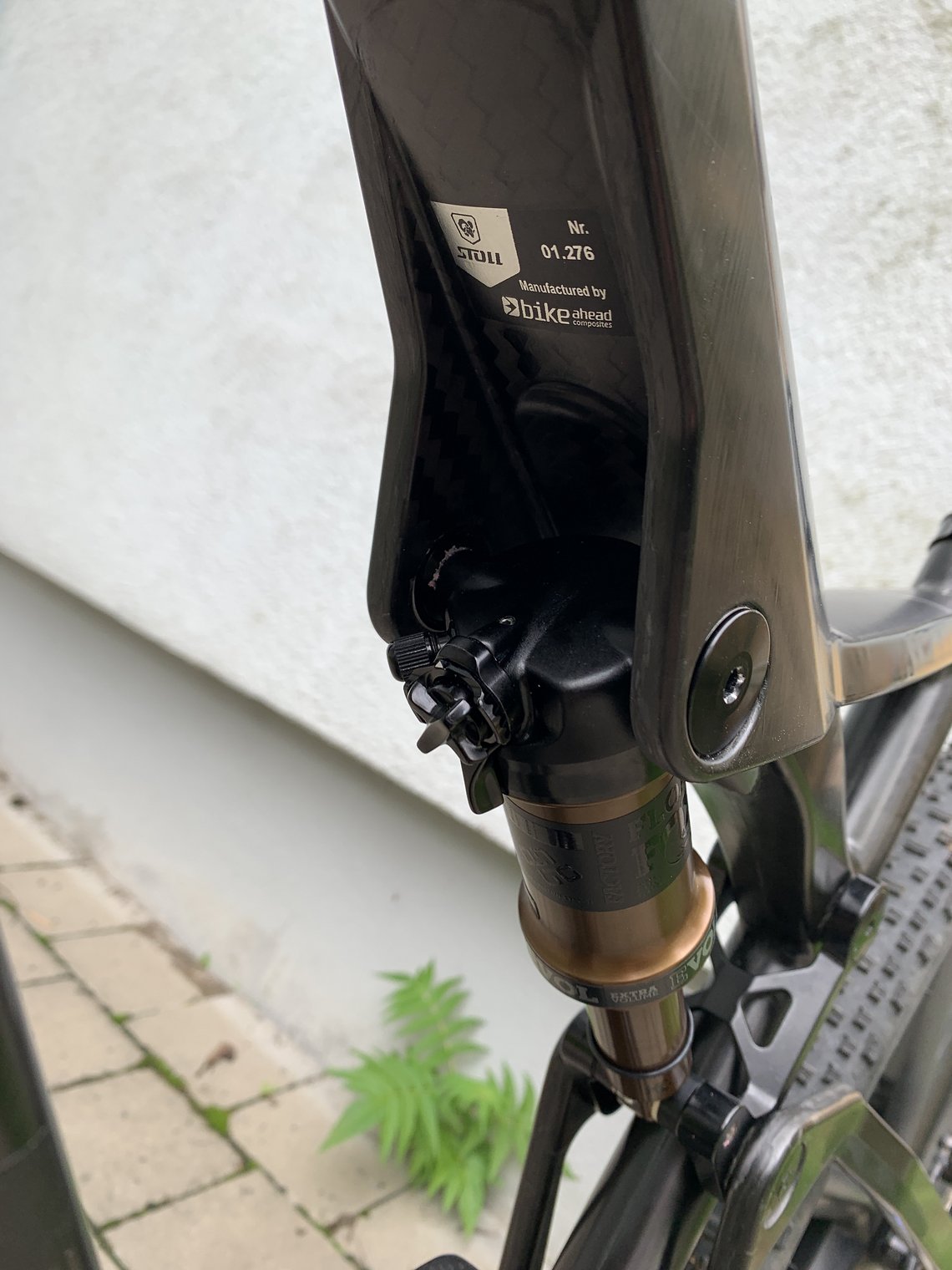 Fox DPS custom mit schwarz eloxiertem Einstell- und Rebound-Drehhebel. Dazu die BikeAhead-Rahmennummer