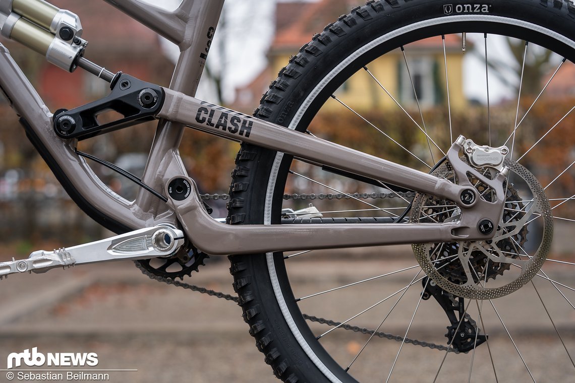 Die schlichte Farbe und das schicke Design des Commencal Clash harmonieren gut mit den silbernen Anbauteilen