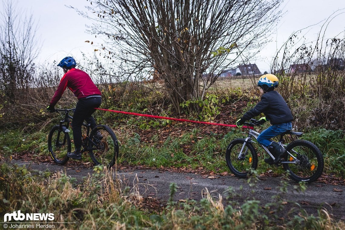 Das TowWhee-Seil begeistert sowohl auf Asphalt als auch auf dem Trail – dank der langen Seildehnung und dem ruckfreien Anfahren ist Komfort garantiert.