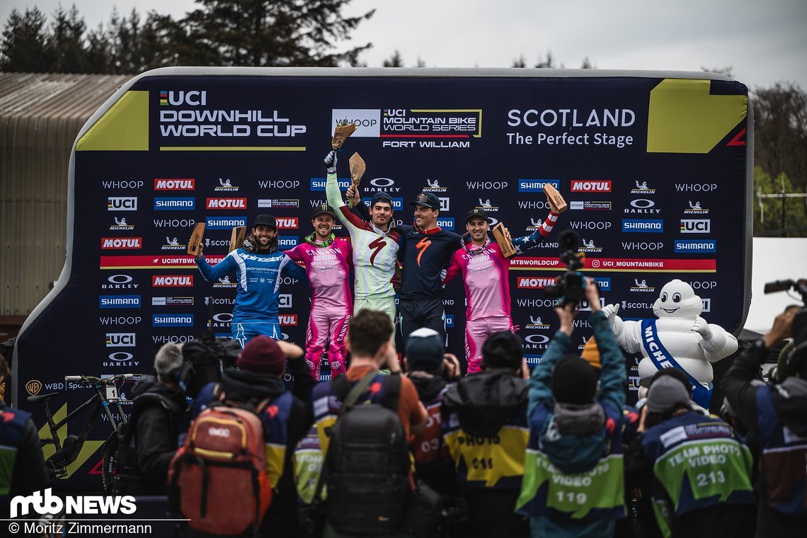 Das Podium der Männer: Loïc Bruni (Mitte) gewinnt vorm Canyon-Duo Troy Brosnan (2.) und Luca Shaw (4.).