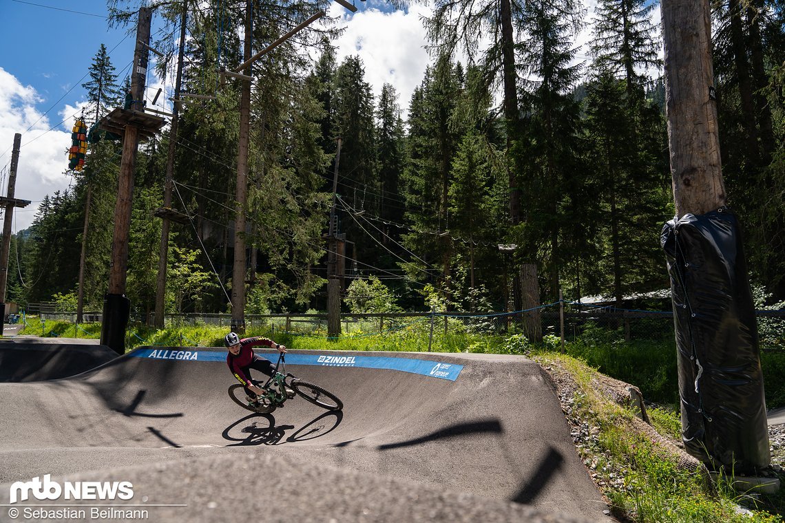 ... schließlich enden nicht nur einige Trails, sondern es gibt auch einen Asphalt-Pumptrack