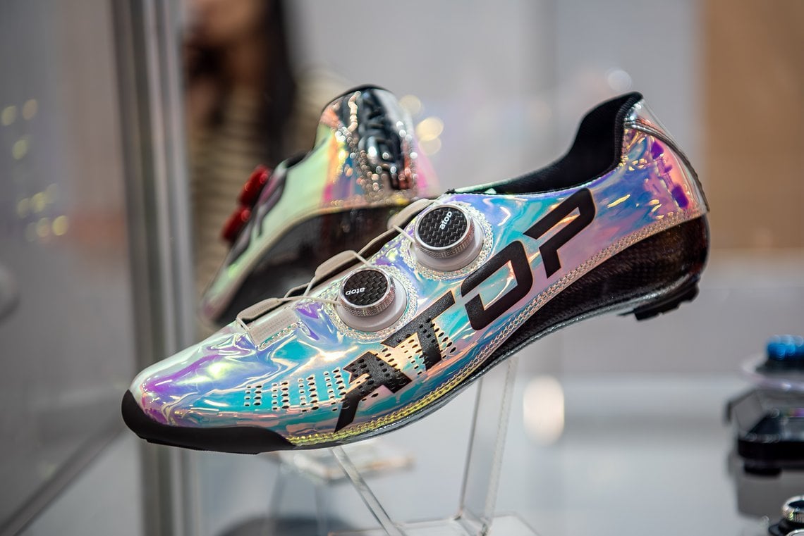 Mit diesem Rennrad-Schuh ist man definitiv der King im Peloton und in der Disco. Wir haben unserem äußerst erfahrenen und ebenso schillernden Rennrad-Tester P.Schaare direkt ein Modell bestellt.