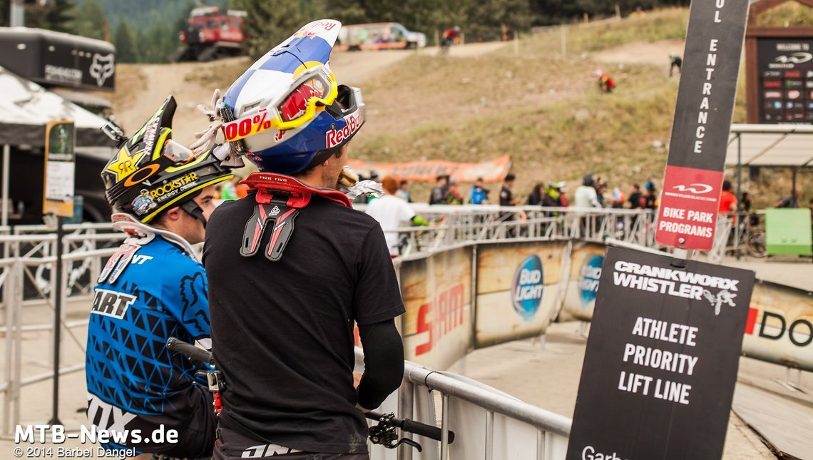 Selten sieht man so viele Red Bull-Helme auf einem Fleck wie hier in Whistler.