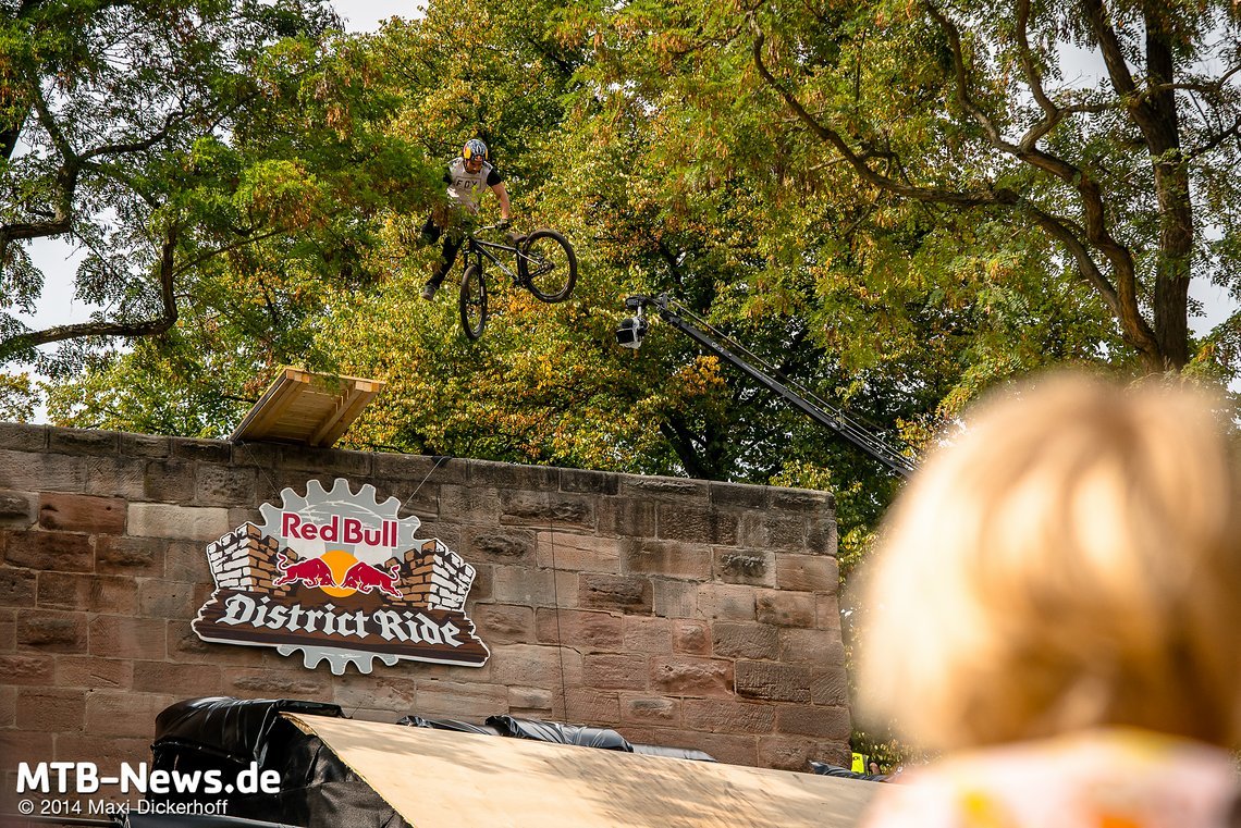 Tailwhip Drop von Yannick Granieri, der an diesem Wochenende kein Glück hat und von Fehlern und Defekten gebremst wird.
