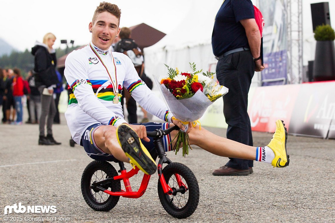 Victor Koretzky hat sichtlich Spaß mit seinem neuen Bike, das er gewonnen hat. Ob er damit auch das U23-Rennen bestreiten wird? Leicht sollte es auf jeden Fall sein ;-).