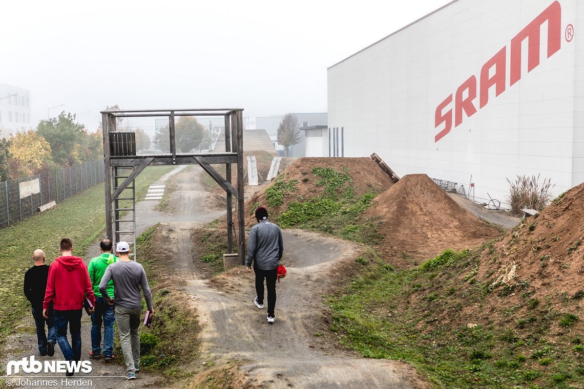 Das Pumptrack- und Sprung-Juwel hinterm Haus – Joscha Forstreuter zeichnet für den Fitnessraum á la SRAM verantwortlich