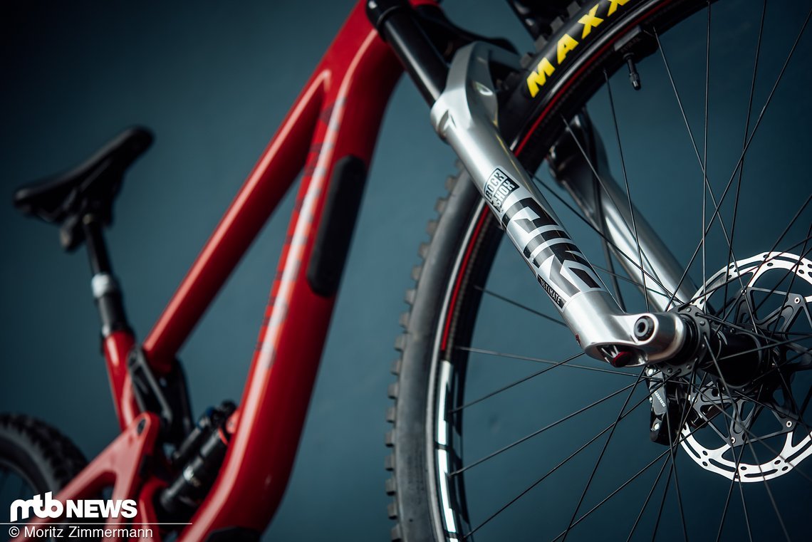Die RockShox Pike Ultimate-Federgabel stellt 140 mm Federweg zur Verfügung.