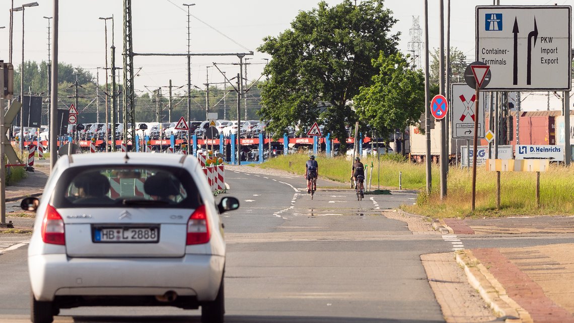 Bremerhaven gilt als das Tor zur Welt für die Autoindustrie. Hier stehen Neuwagen so weit das Auge blicken kann und warten auf ihre Verladung.