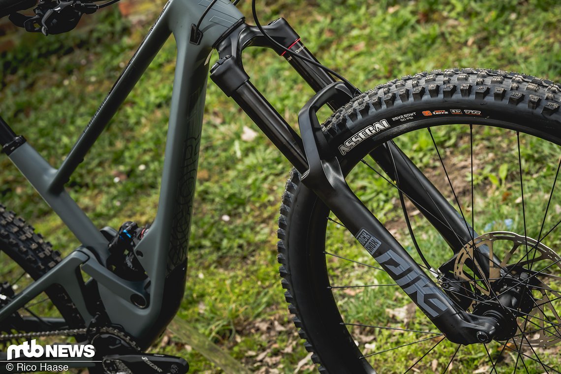 An der Front der ST-Variante werkelt bei der NX-Variante eine RockShox Pike mit 150 mm Federweg.