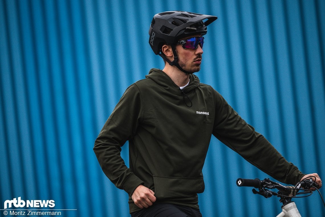 Der Monserat MTB Tech Hoodie ist in drei verschiedenen Farben sowie mit uns ohne winddichte Frontpartie erhältlich