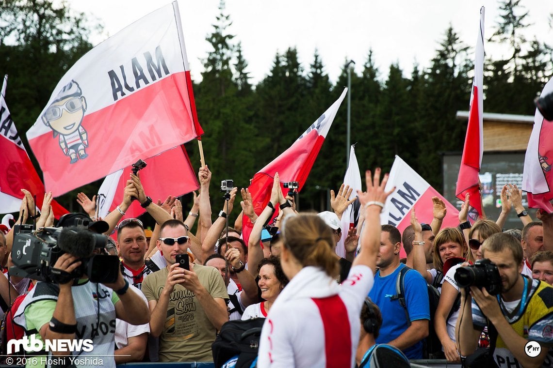 Maja Wloszczowska bedankt sich bei ihren Fans ...