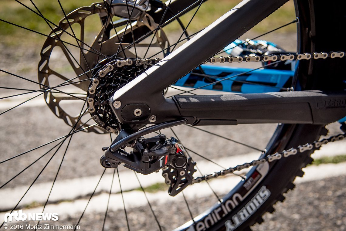 Ein Blick auf den Antrieb: Ein SRAM X01 DH-Schaltwerk und die dazu passende 7-fach-Kassette ...