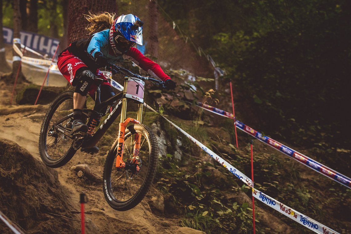 Schon in der Qualifikation ist Rachel Atherton schnell unterwegs. Doch im Rennlauf wird sie noch eine Schippe drauf legen, nachdem sie hier nur 0,597 Sekunden vor Tracey Hannah landete.