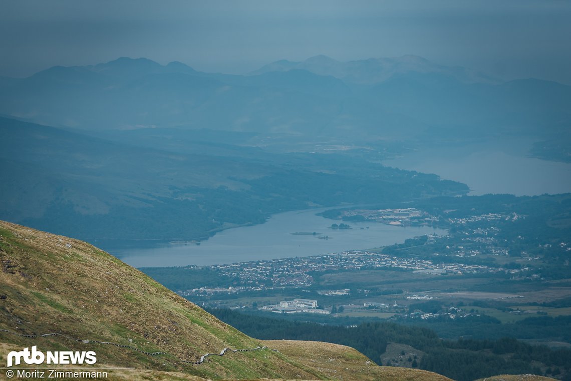 Der Ausblick aus den Highlands auf Fort William und den Meeresarm sind immer wieder spektakulär …