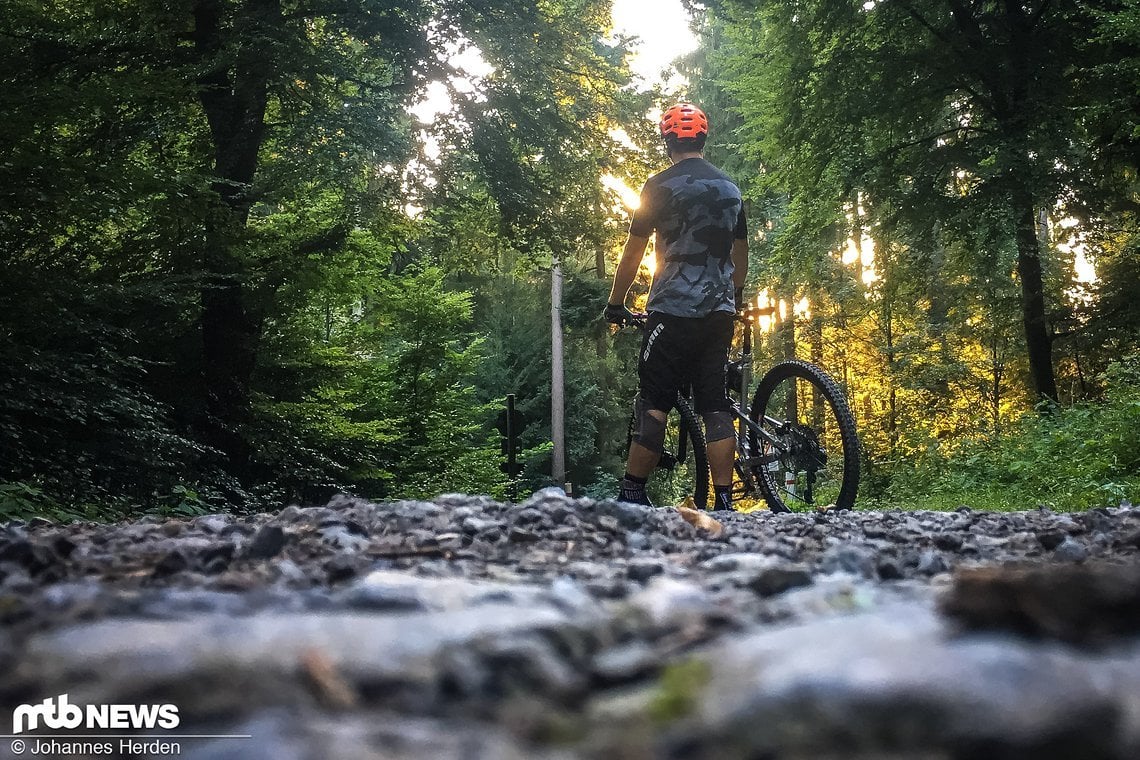 … oder der Vordergrund ergänzt das Bild lediglich und lenkt den Blick auf den Fahrer