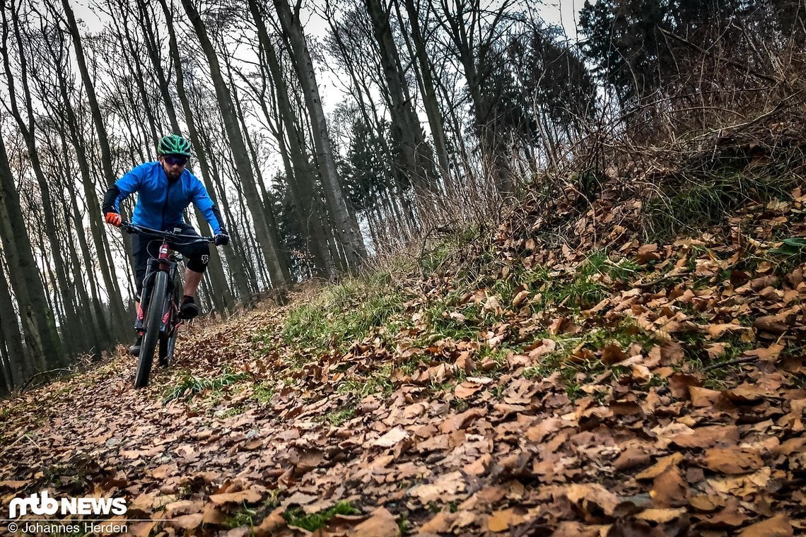 Gleiche Kurve, aber leicht gekippt  und aus Schuhhöhe fotografiert: Die Wirkung ist sofort eine andere