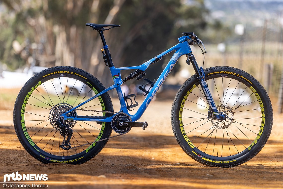 Das Orbea Oiz vom spanischen Team Klimatiza Orbea kommt sehr farbenfroh daher.