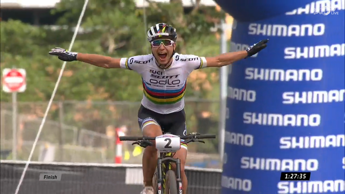 Nino Schurter feiert seinen 18. Weltcup-Sieg