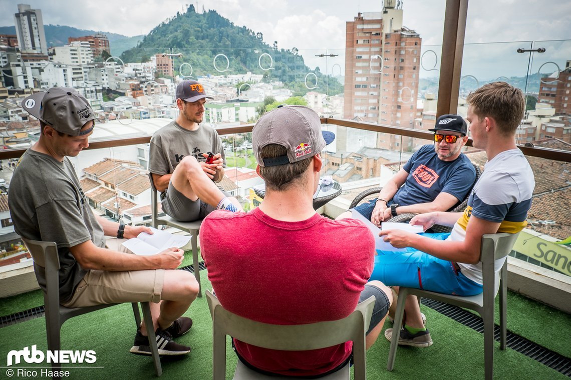 Beim Team-Meeting auf dem Dach unseres Hotels bespricht das Cube Action Team die Strategie für das anstehende Rennen.