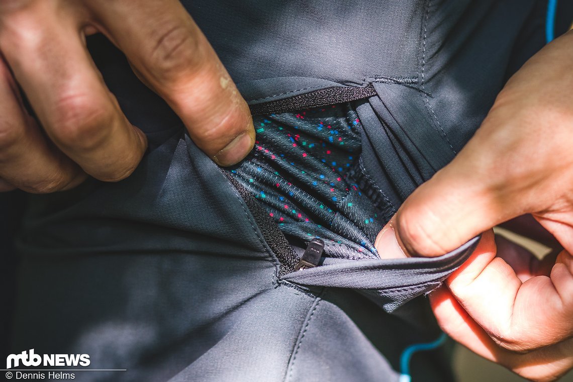 Eine seitliche Tasche am Oberschenkel verrät beim Öffnen die optische Zugehörigkeit zum Trikot
