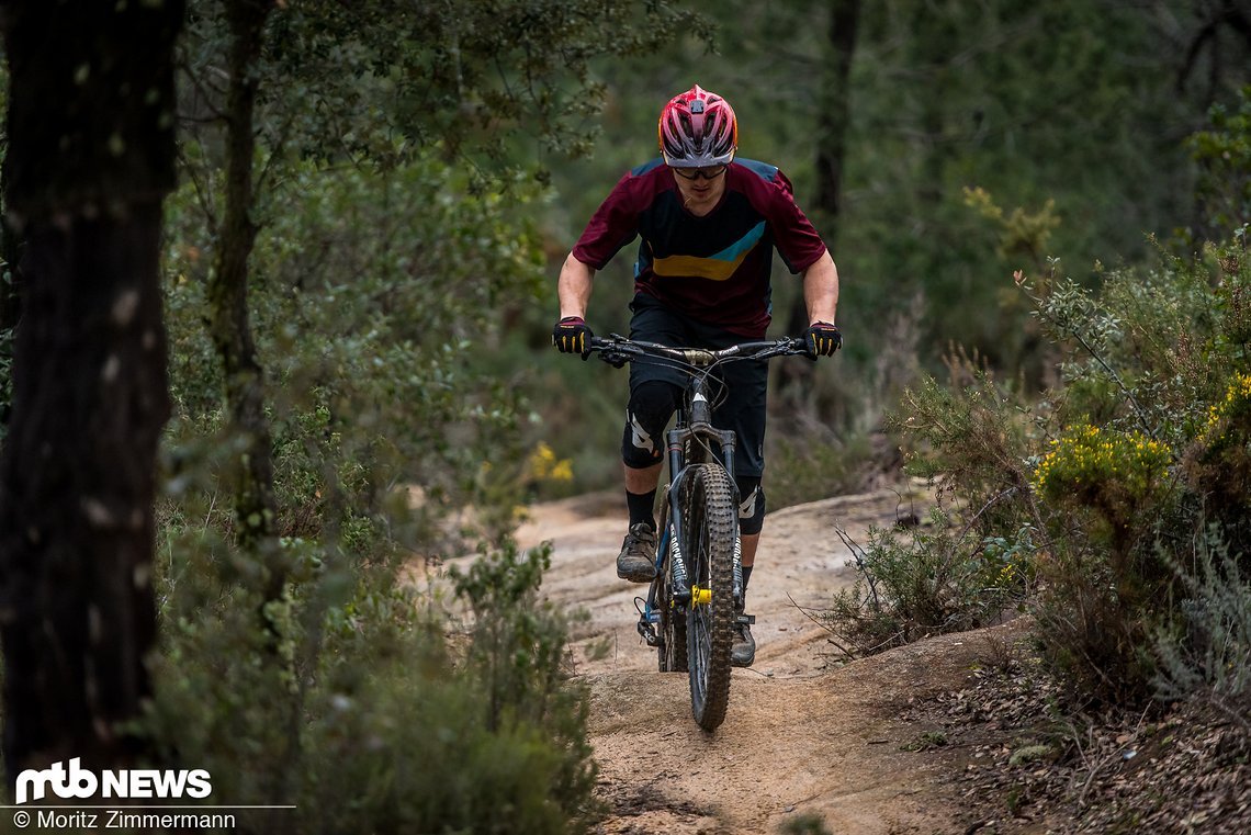 Für kurze, knackige Gegenanstiege, wie man sie auf so mancher Enduro-Stage vorfindet, empfehlen wir, einfach im DH-Modus zu bleiben