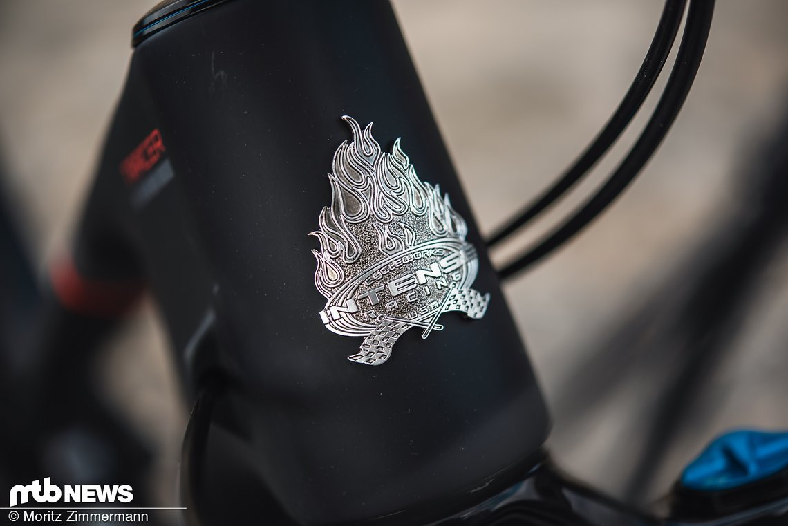 Auch wenn Intense mittlerweile moderne Carbon-Räder macht, setzt man weiterhin auf das klassische Headbadge.