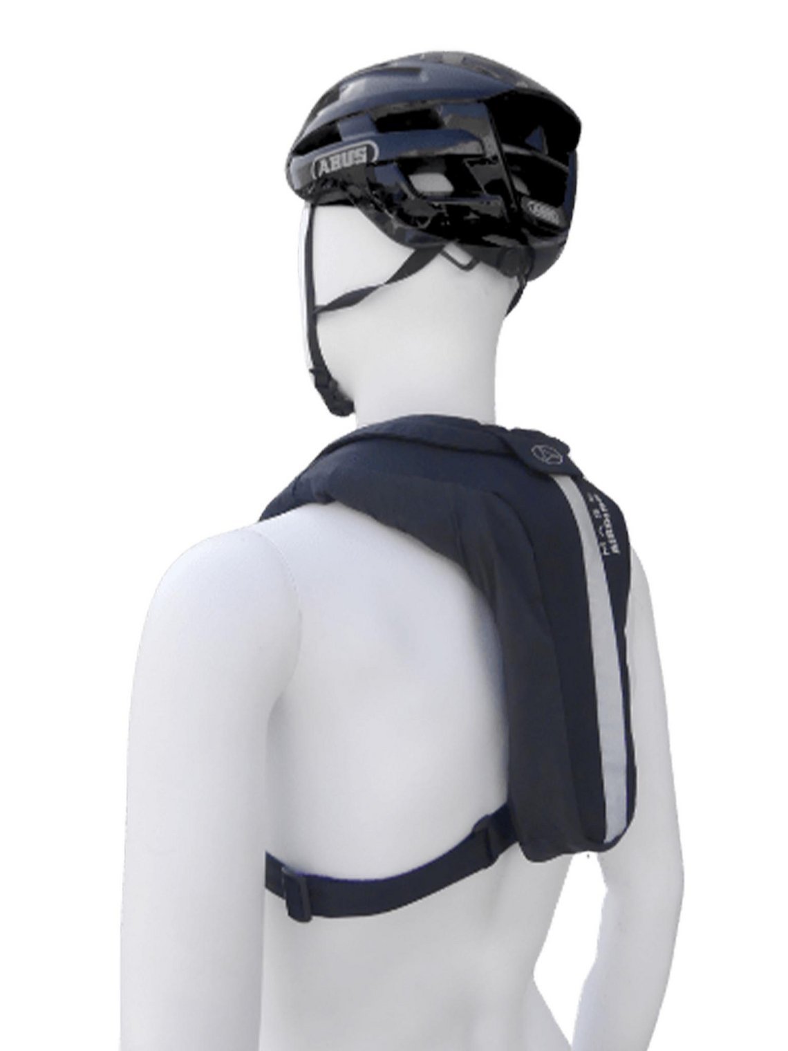 Der Airbag soll inklusive Kartusche unter einem Kilo auf die Waage bringen und ist für 599 € (UVP) zu haben, die Auslieferung ist Ende Agust geplant.
