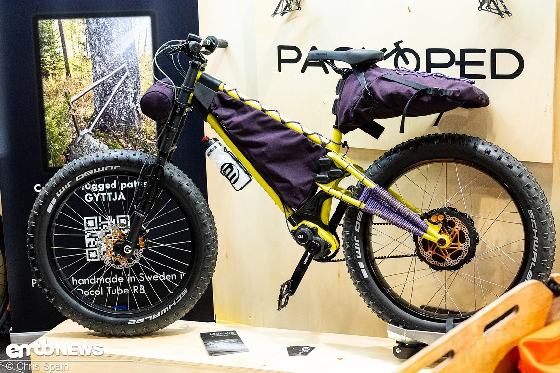 Ein Overland Bikepacking Monster mit Fatbike- oder MTB-Bereifung – auch westenlich ausgefallenere Räder gab es auf der Messe zu bestaunen. Mehr Infos zu diesem Bike findet ihr auf Nimms-Rad.de