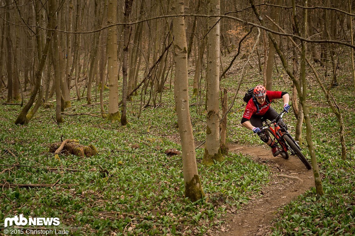 MTB-News.de Redakteur Hannes gibt dem Trek Remedy Test-Bike mit der neuen SRAM GX Schaltung in Schweinfurt die Sporen