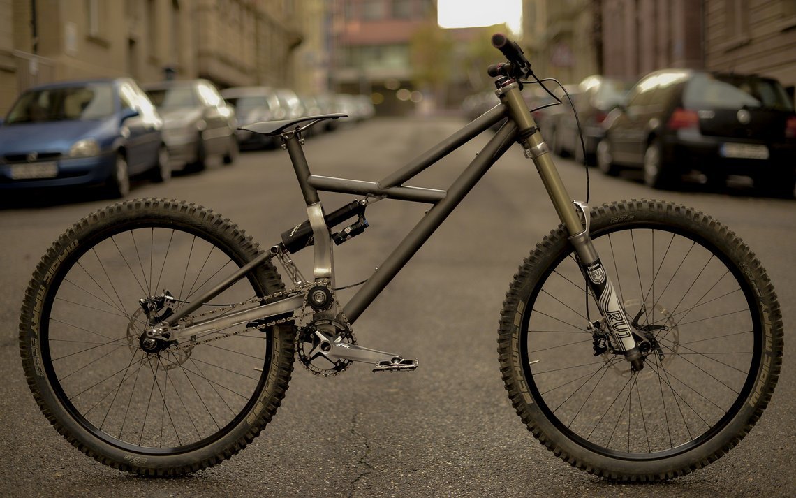 Klare Linien, schlanker Hinterbau und mit 16,02 kg nicht einmal übergewichtig: mein Eigenbau Downhill-Bike