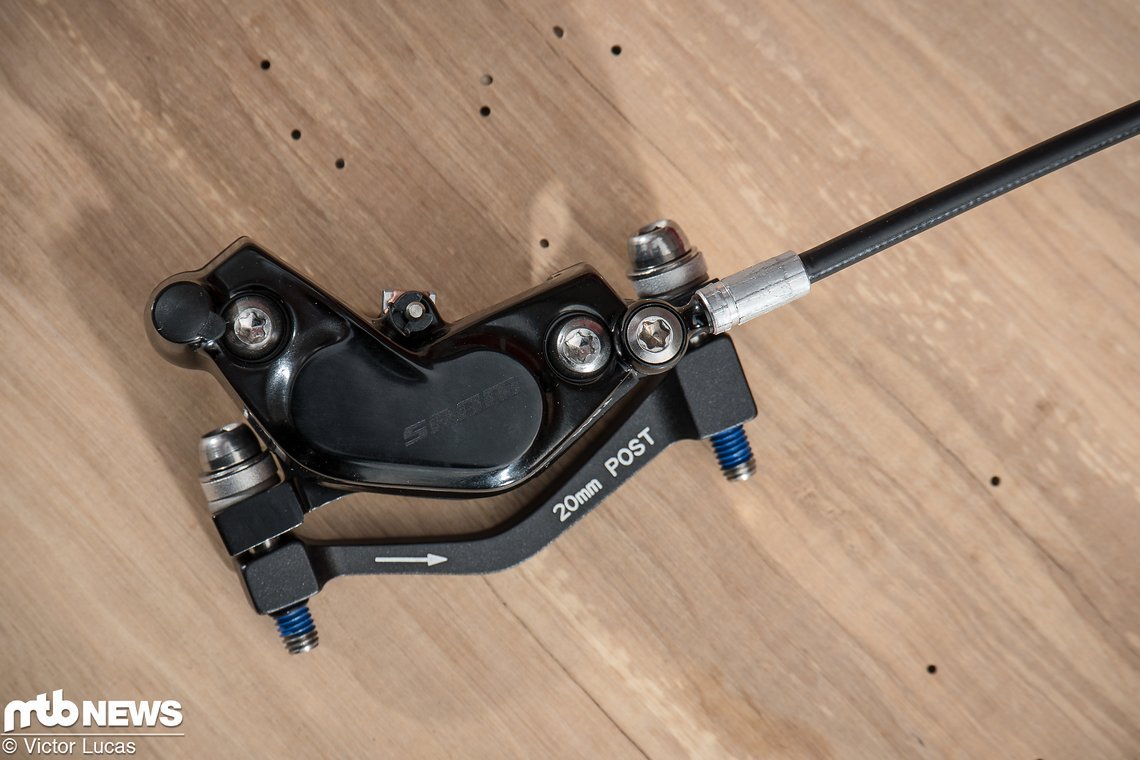 Der massive Vierkolben-Bremssattel der SRAM Code RSC
