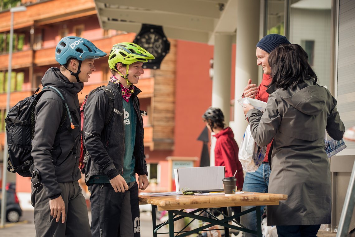 Startnummernausgabe am frühen Samstagmorgen: Wie schon bei der Schnitzeljagd sind Stefanus und Tobias als rasende MTB-News.de Reporter für euch am Start