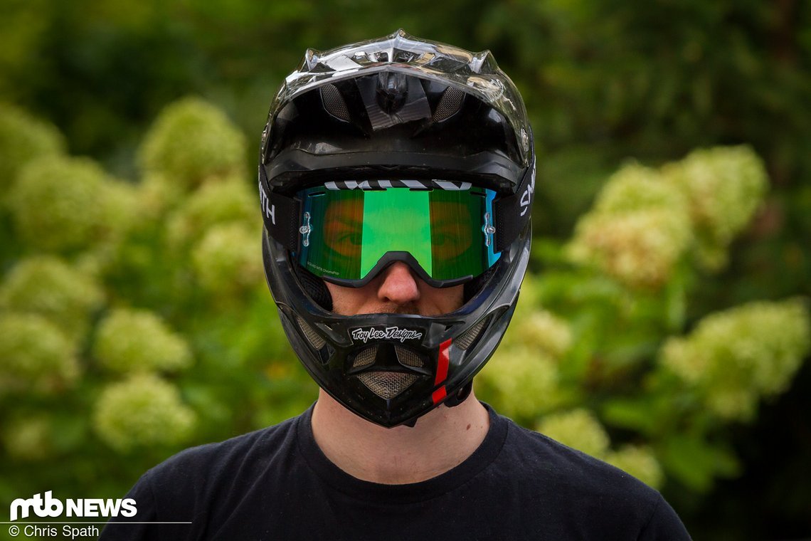 Wie angegossen sitzt die Kombination aus Smith Squad MTB und Troy Lee D3.
