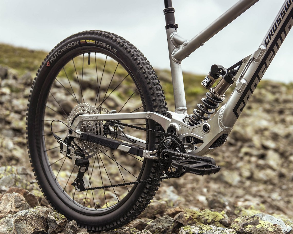 Der Crossworx Cycles Dash 29-Rahmen wird mit einem Storia Lok V3 Dämpfer aus dem Hause EXT aufgebaut