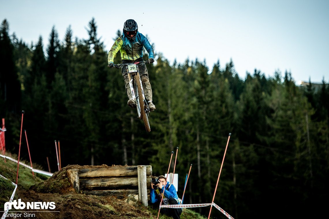 Jonas Puttkammer kämpft sich im morgendlichen Training durch die massiven Ruts im oberen Streckenabschnitt.