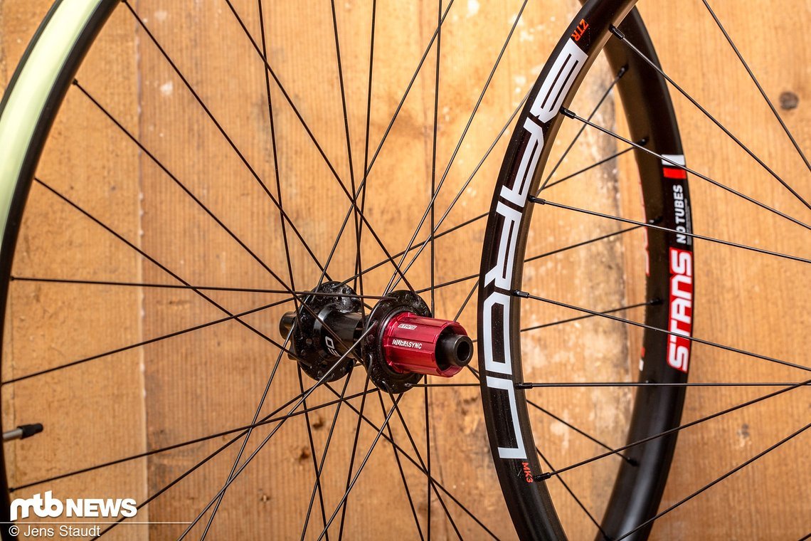 Mit einem Preis von 699,00 € sind die Stan's Baron MK3 kein Schnäppchen. Bei 35 mm Innenweite bringen sie aber in 29" nicht zu viel Gewicht auf die Waage
