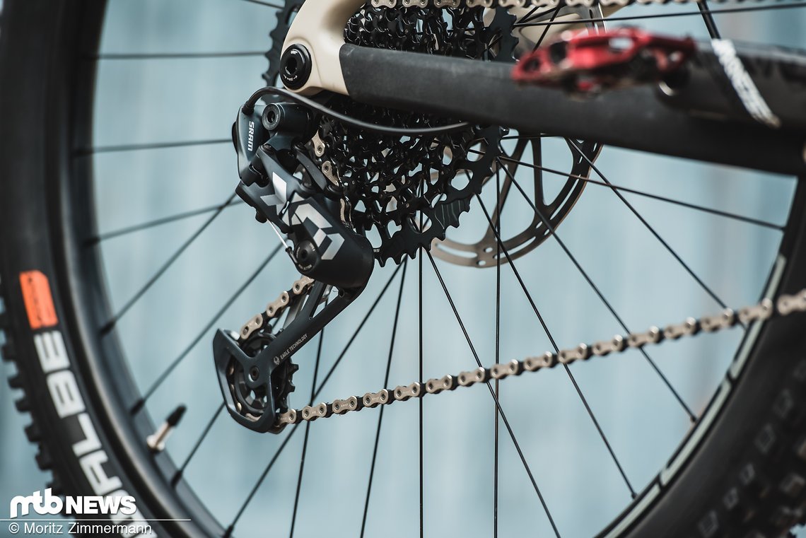 Der SRAM X01 Eagle-Antrieb verfügt dank der mächtigen 10-52 Zähne Kassette über eine riesige Bandbreite.