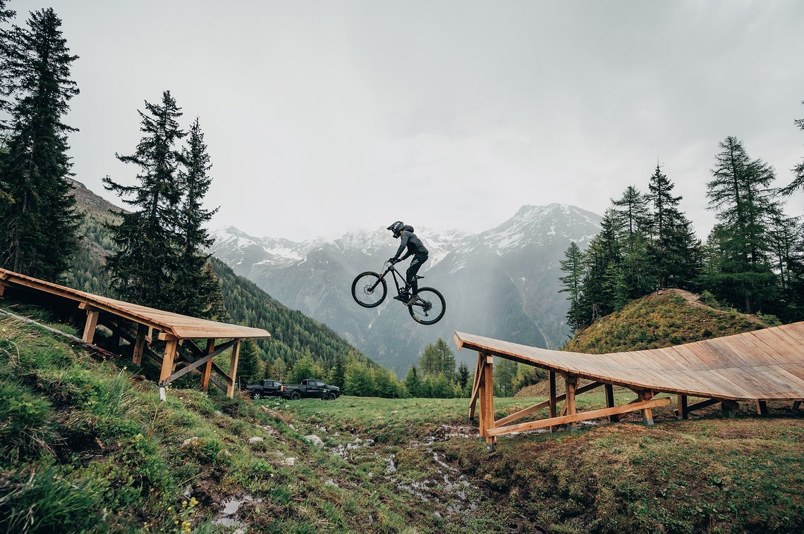Schon beim Einstieg der Olm Volle Line wird klar: Diese Strecke ist nur für erfahrene Biker mit Jump-Skills geeignet.